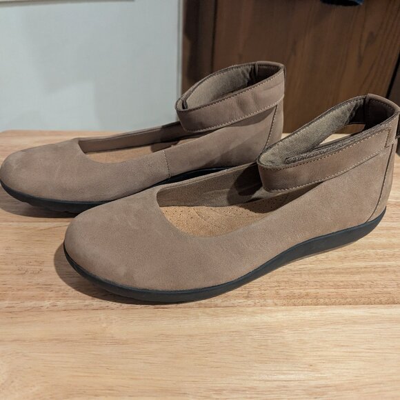 Clarks Women's Tan Leather Ballet Flats with Ankle Strap-Size 8.5 M - Picture 1 of 9